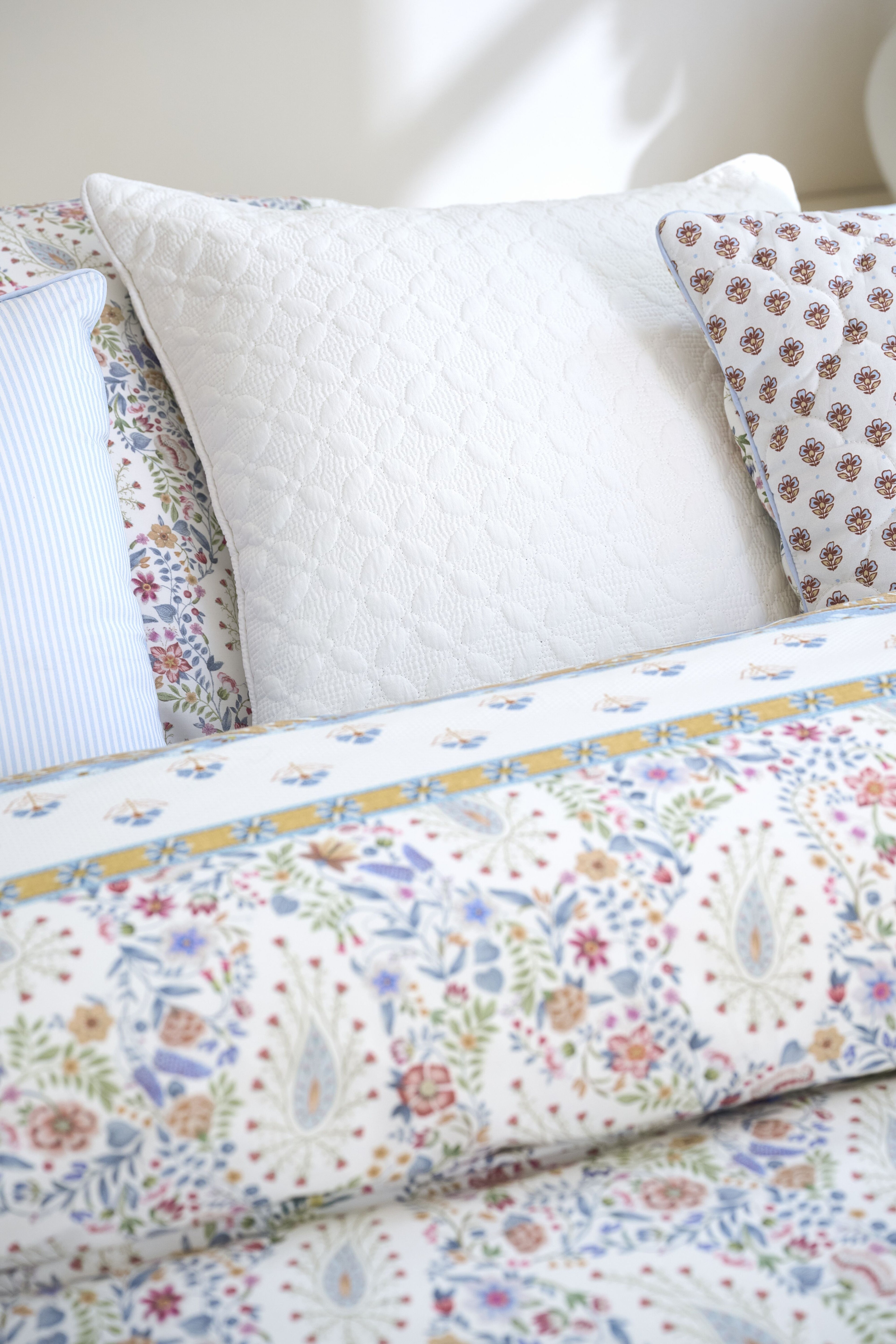 Pip Studio Kairi Bloom Decoratiekussen - Licht blauw