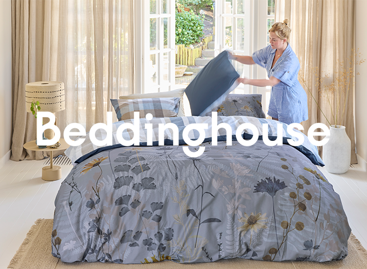 Beddinghouse dekbedovertrek met blauwe bloemenprint en klassieke slaapkamerinrichting