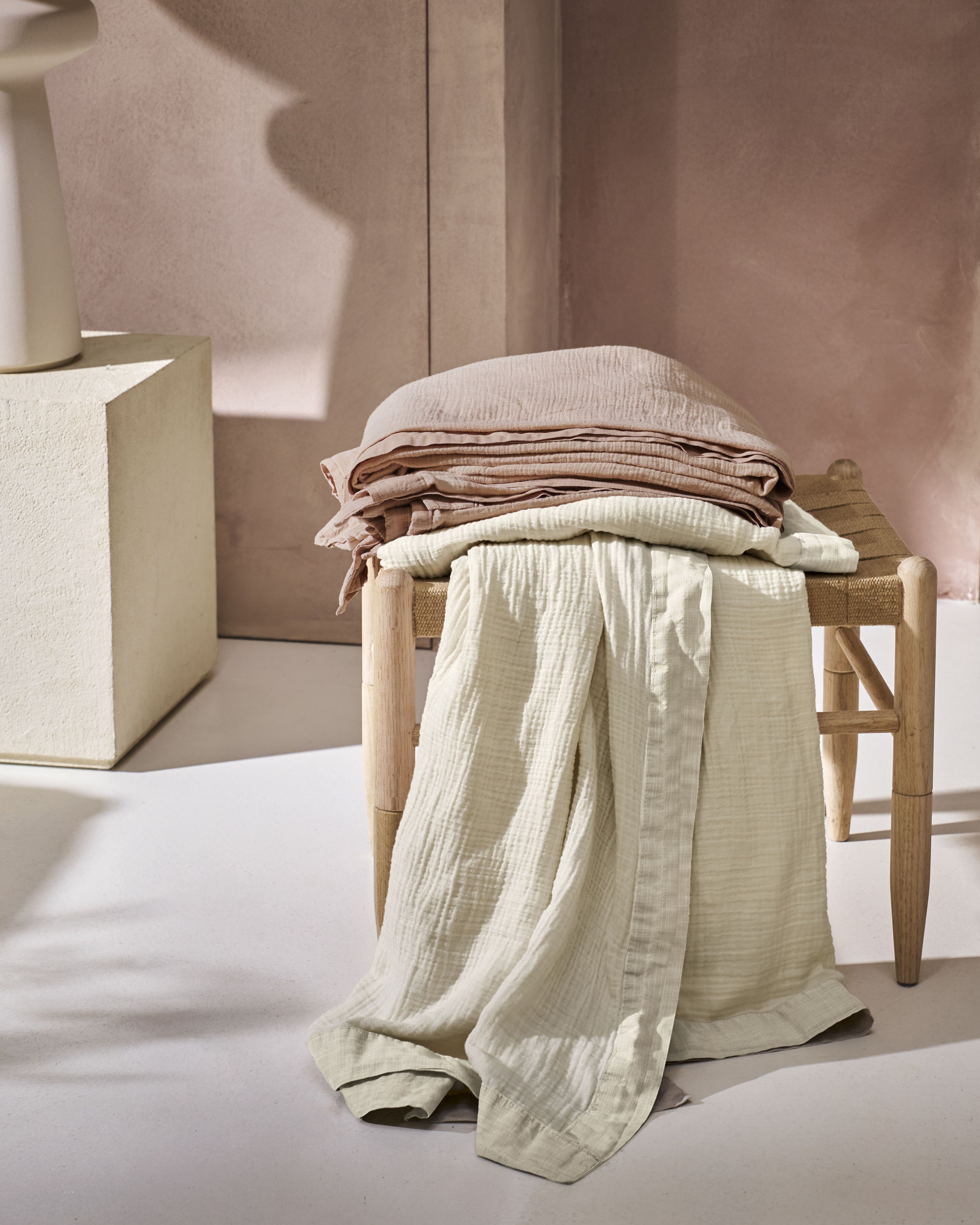 vtwonen Gentle Embrace Sprei - Zand