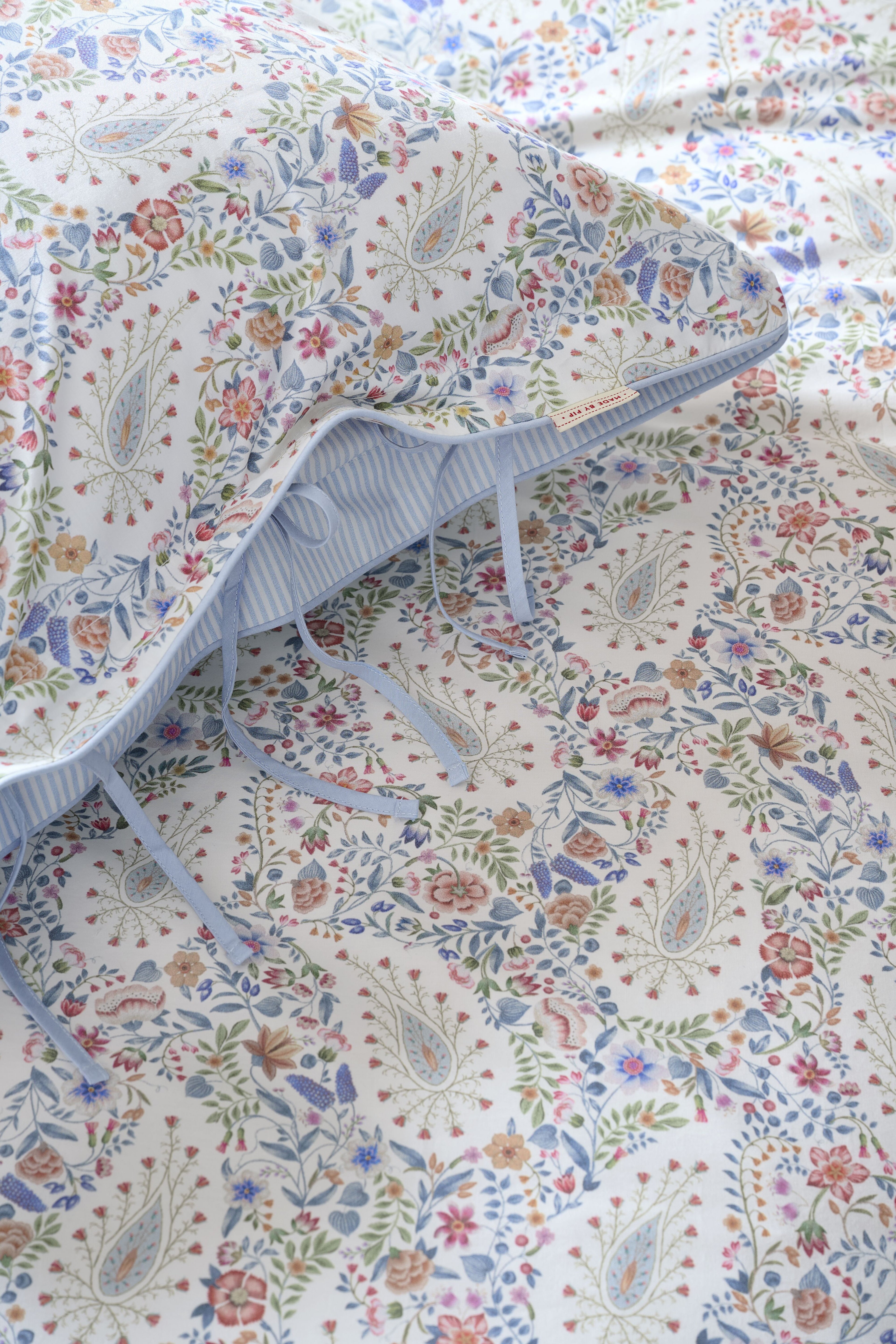 Pip Studio Kairi Bloom Decoratiekussen - Licht blauw
