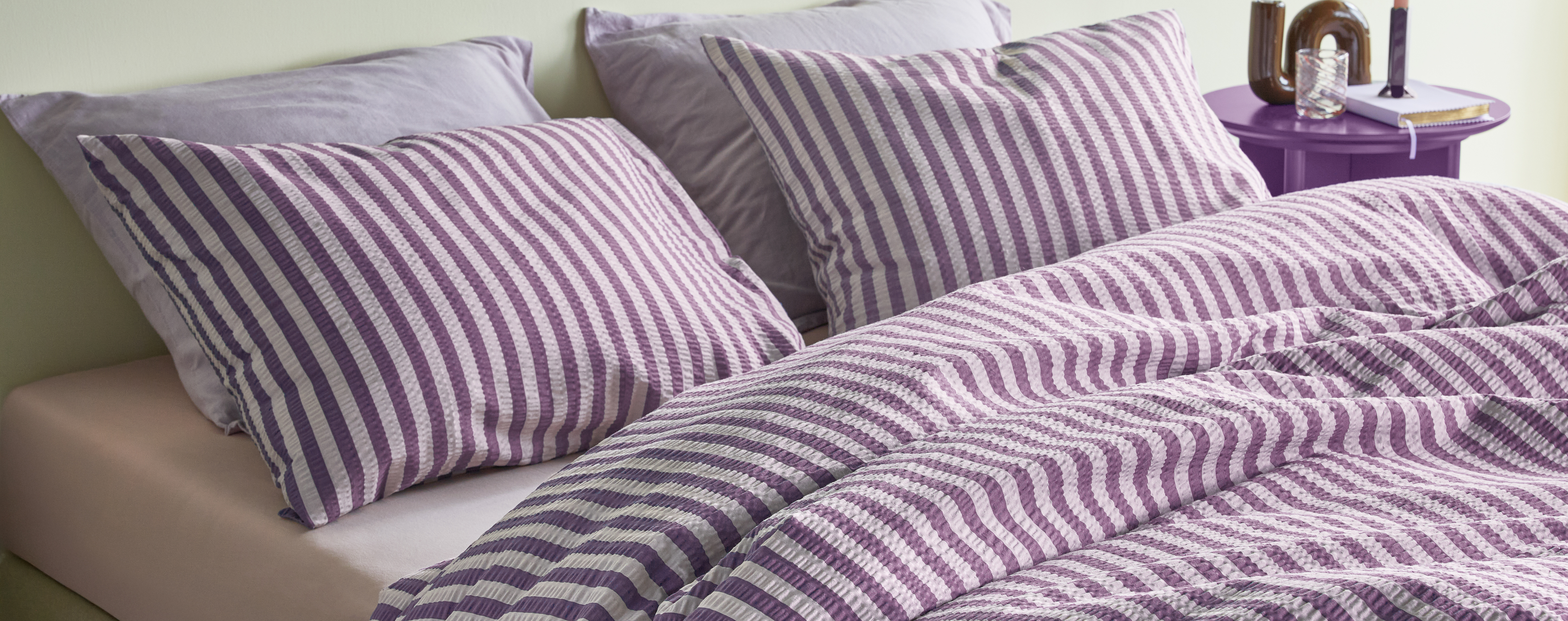 Dekbedovertrek en kussenslopen paars met witte strepen van Beddinghouse