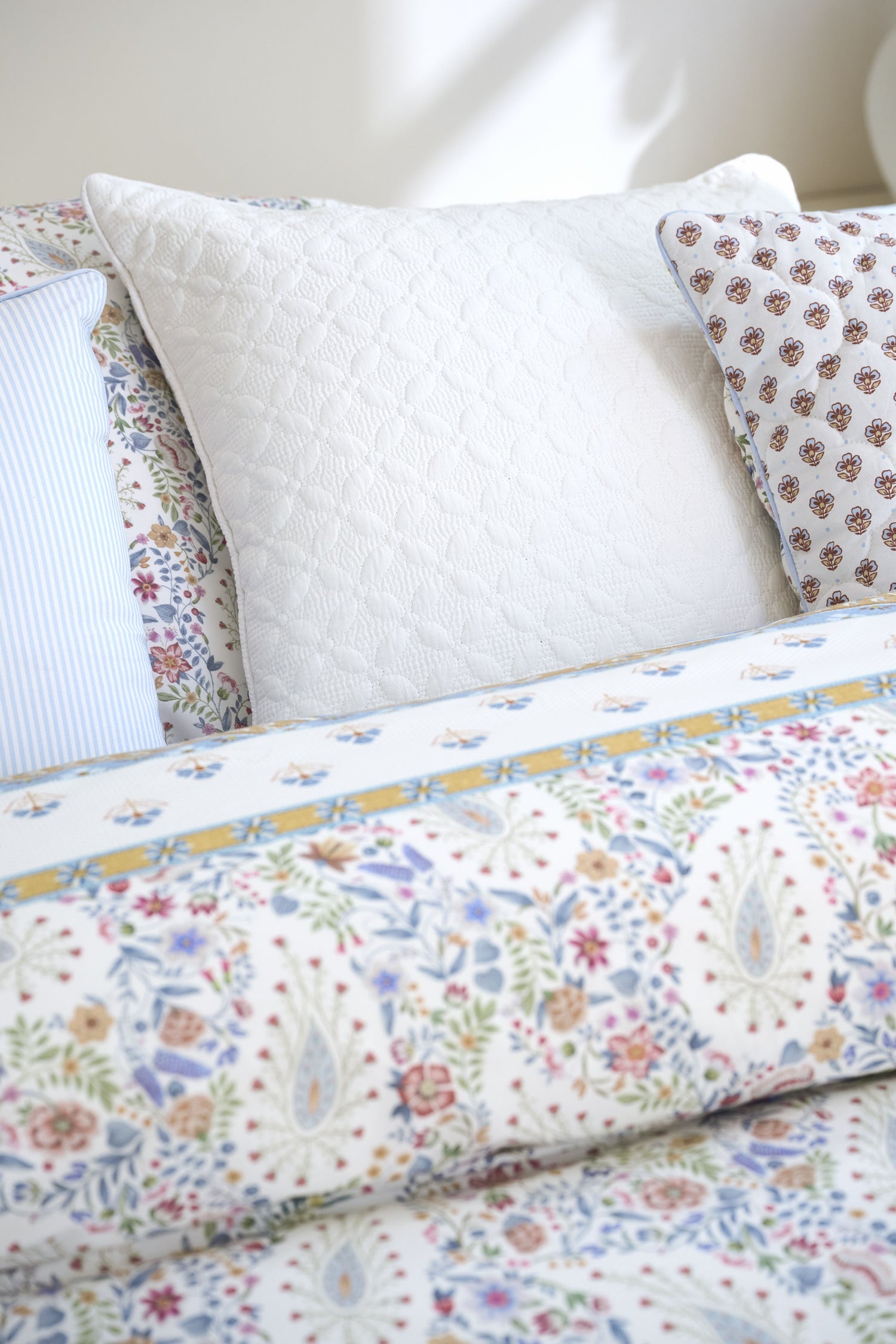 Pip Studio Kairi Bloom Decoratiekussen - Licht blauw