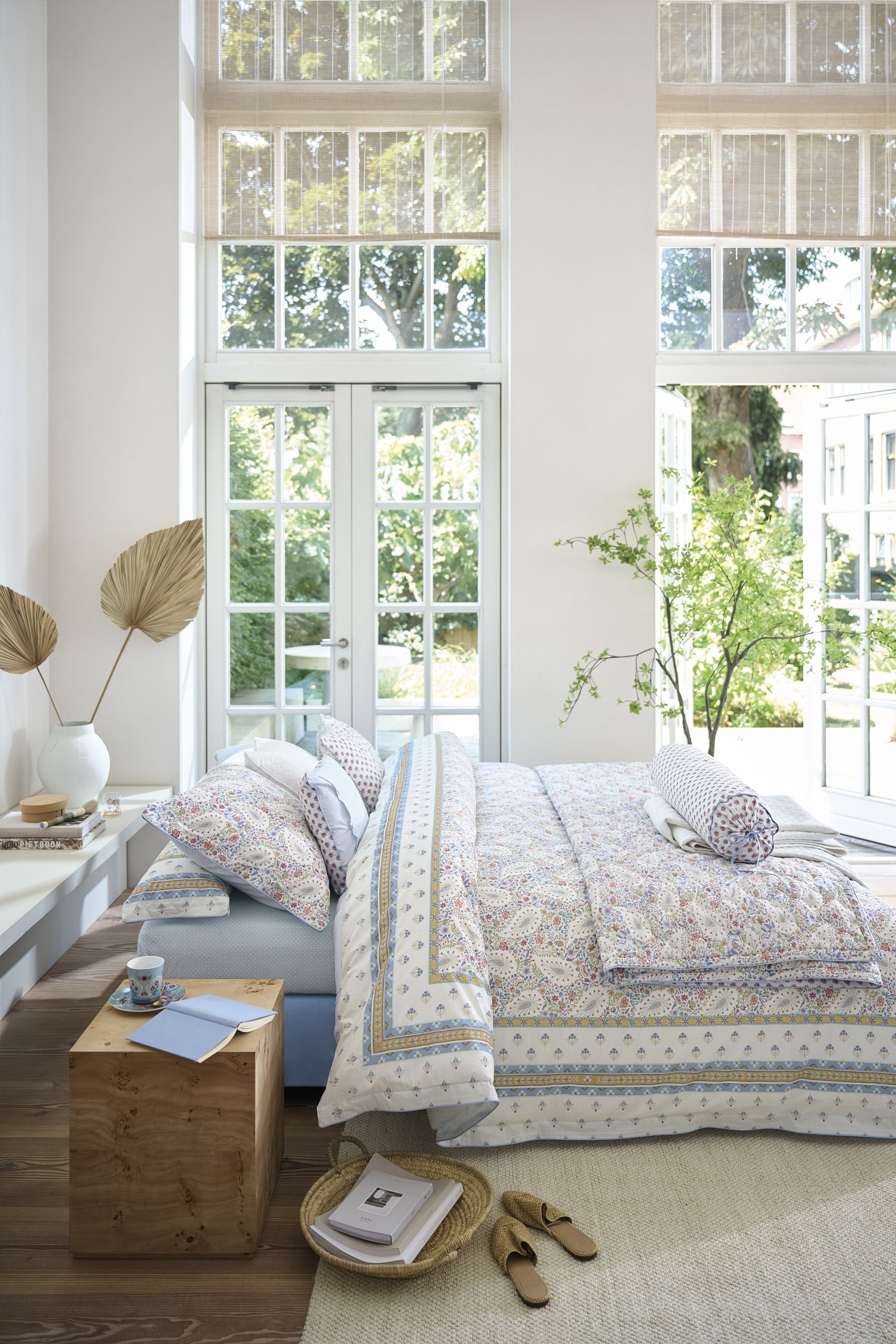 Pip Studio Kairi Bloom Decoratiekussen - Licht blauw