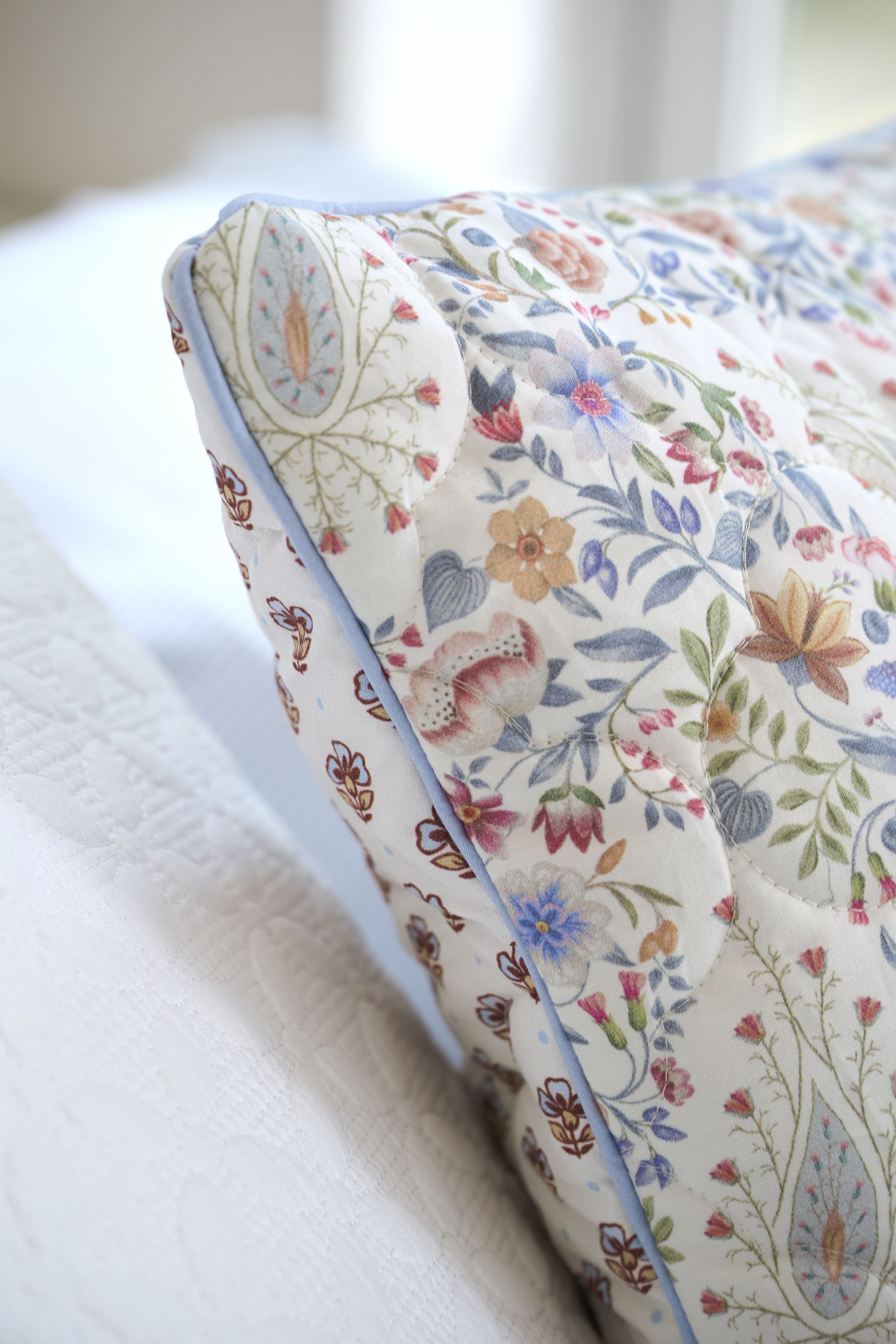 Pip Studio Kairi Bloom Decoratiekussen - Licht blauw