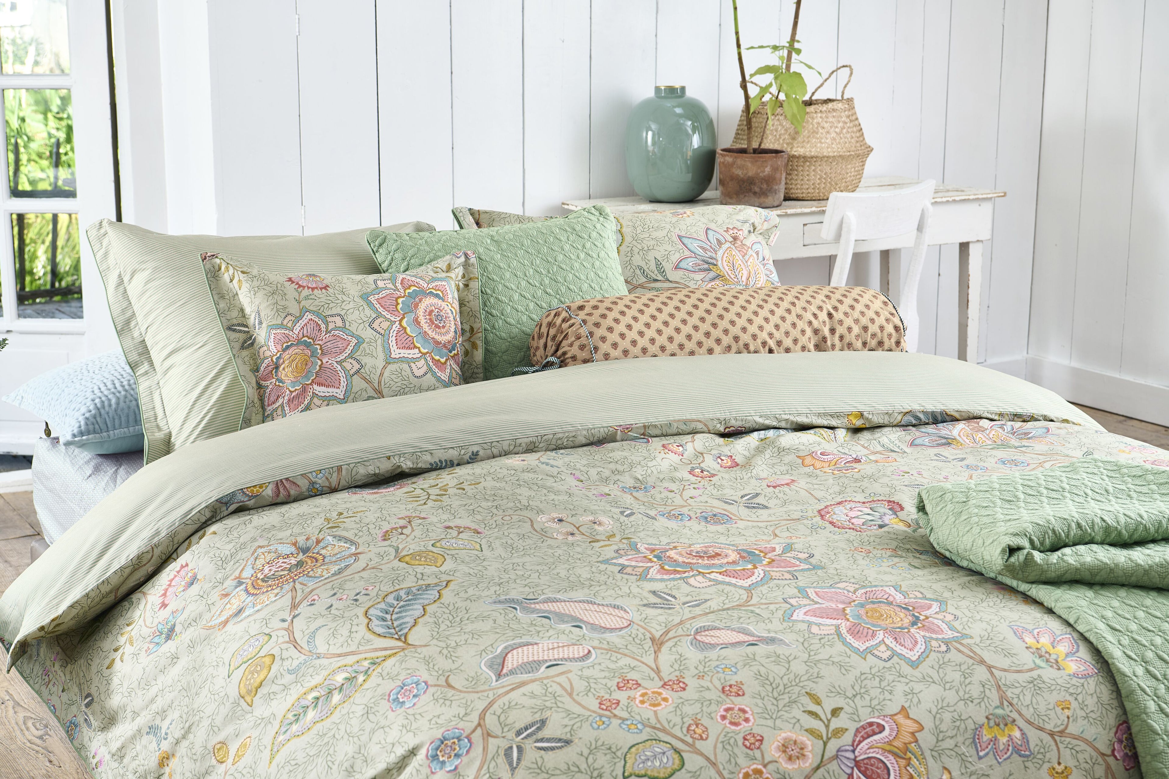 Pip Studio Mumbai Morning Decorative Pillow - Light green