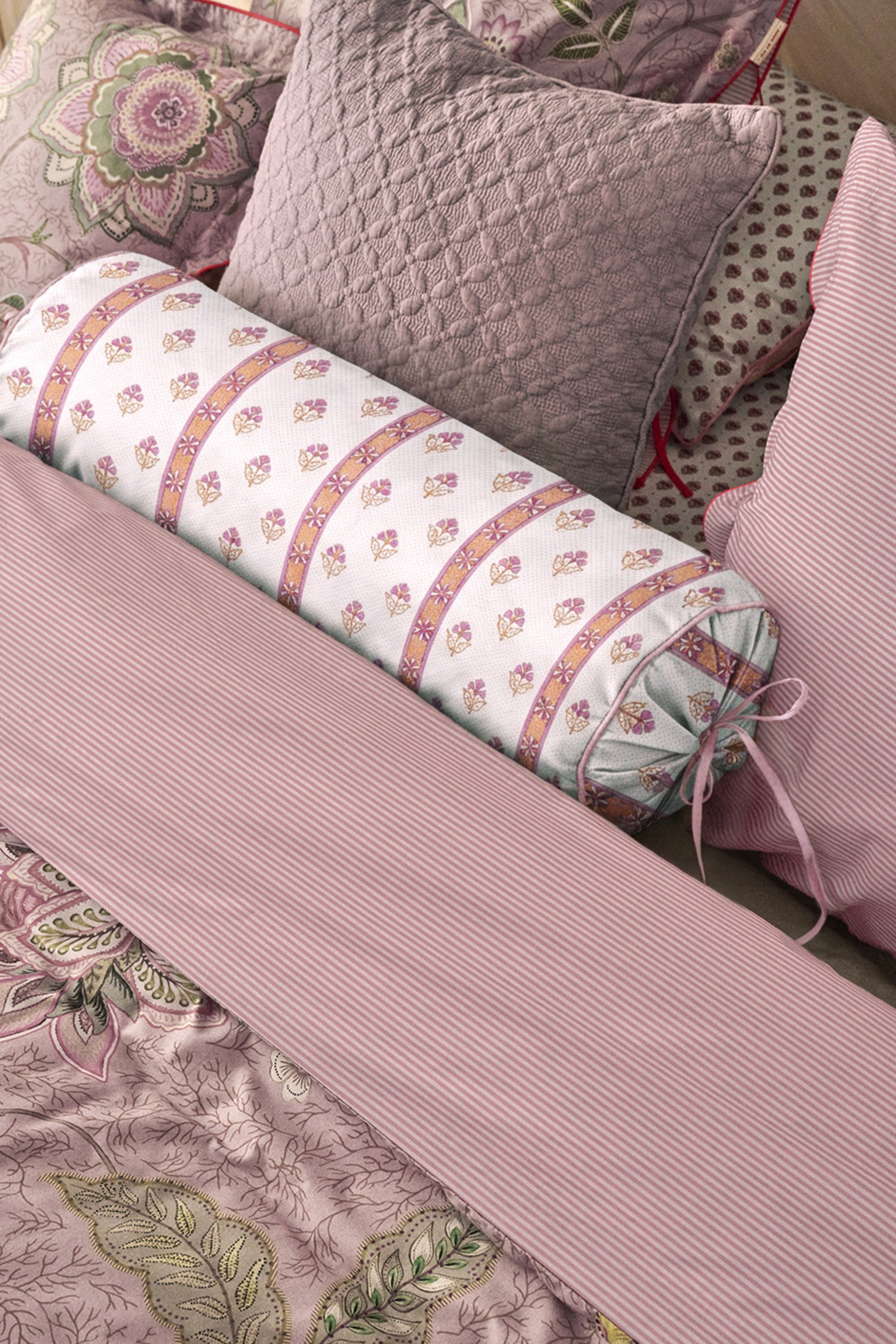 Pip Studio Kairi Bloom Decoratiekussen - Licht roze